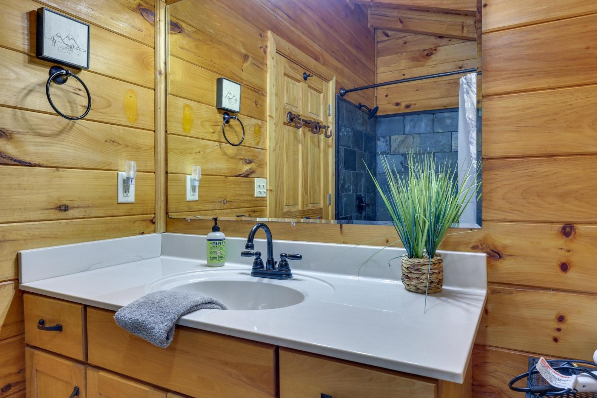 Riverfront Ellijay Cabin With Deck And Pool Access! Kültér fotó
