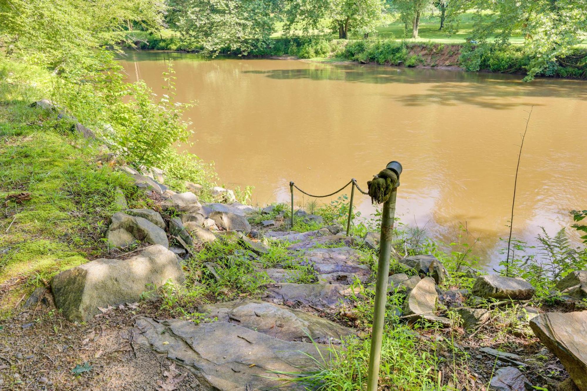 Riverfront Ellijay Cabin With Deck And Pool Access! Kültér fotó