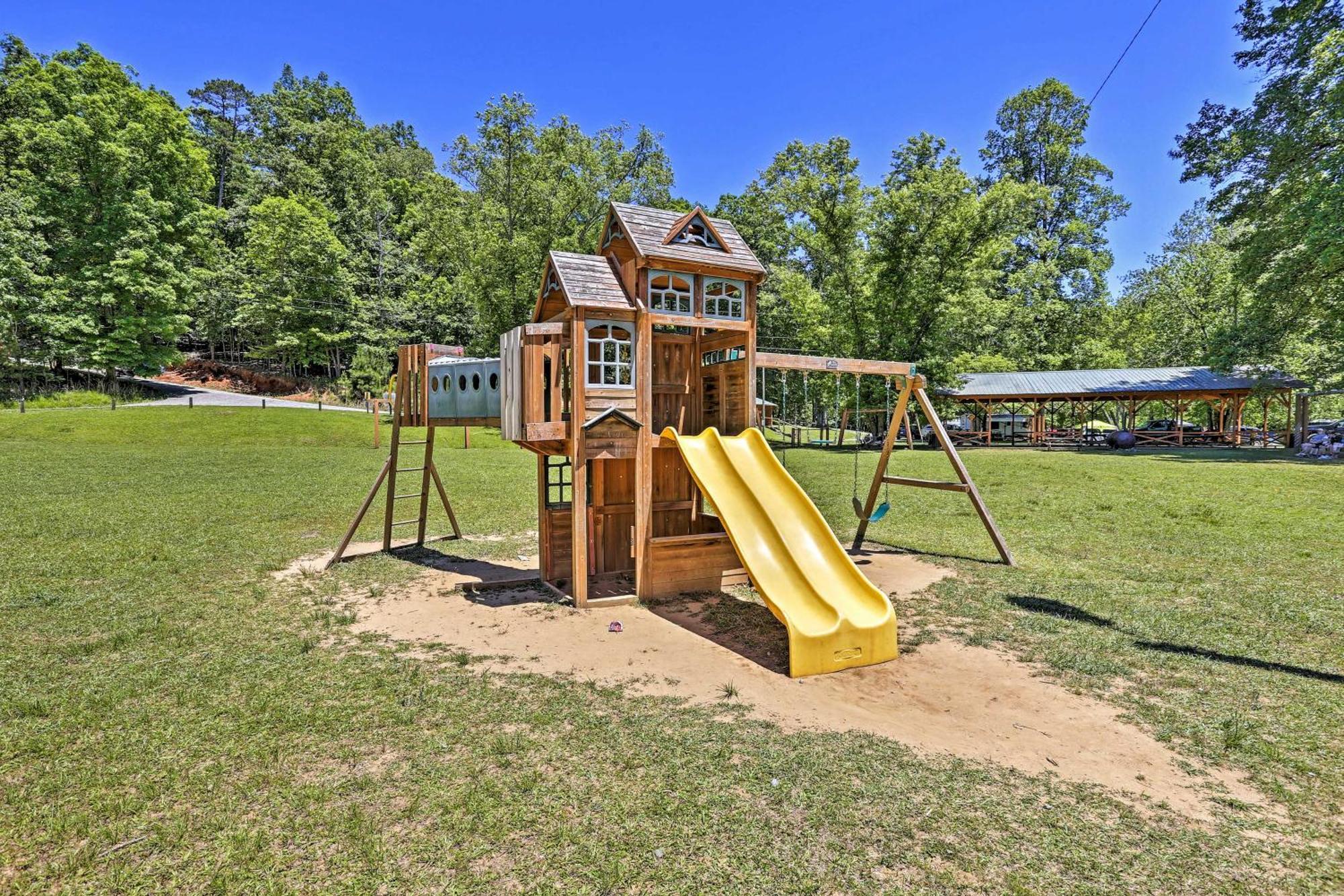 Riverfront Ellijay Cabin With Deck And Pool Access! Kültér fotó
